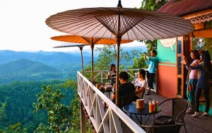 ร้านกาแฟก่อนตะวันลับแนวเหลี่ยมภูผา